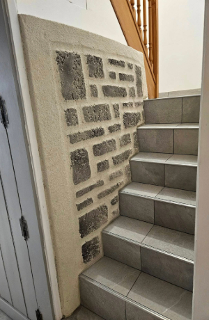 Enduit intérieur effet roche sur mur moderne dans le Nord