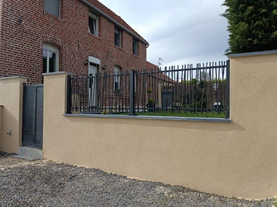 Traitement antimousse sur façade de maison à Péronne