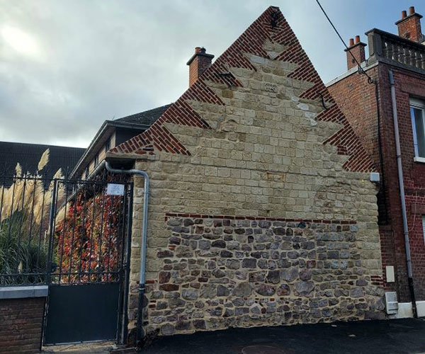 Rénovation de façade ancienne dans les Hauts-de-France