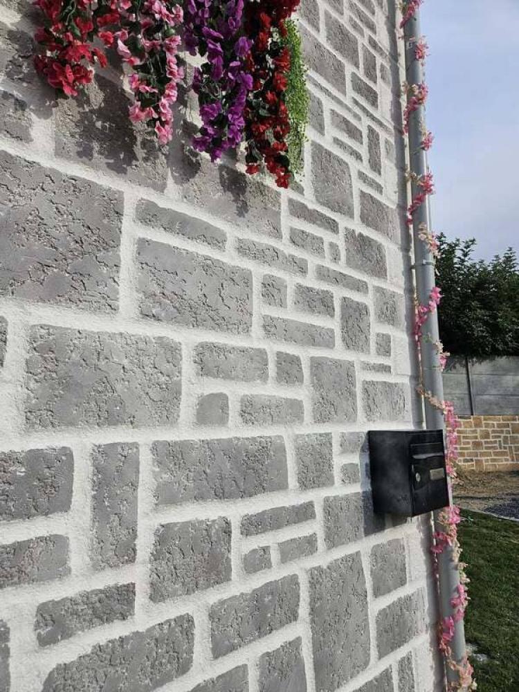Boîte aux lettres et luminaire sur décor événementiel