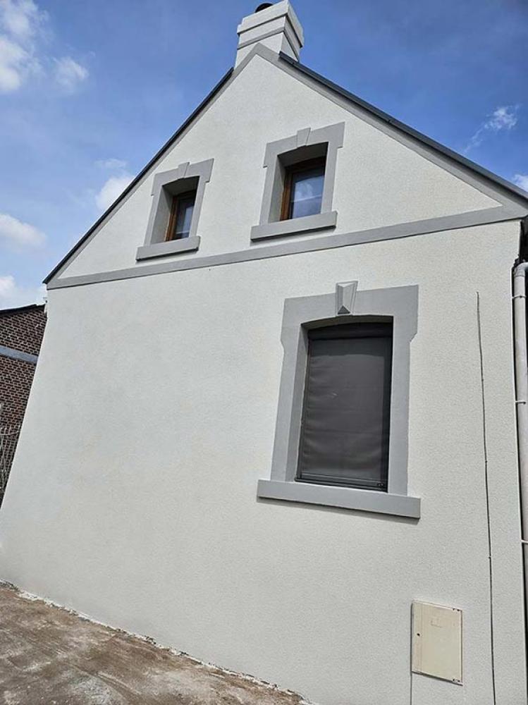 Après application enduit projeté sur façade à Béthune