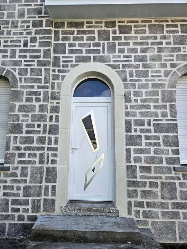 Tour de porte en pierre de taille rénovée