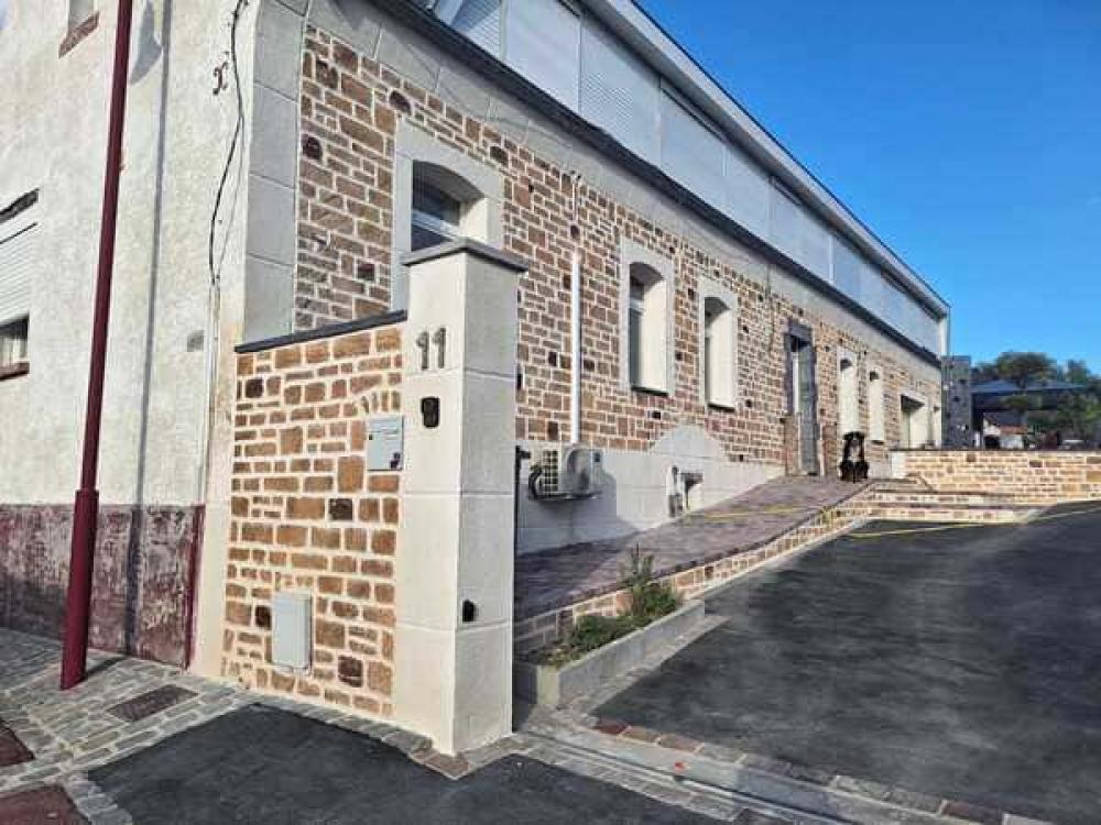 Couvre-mur en pierre bleue sur longère rénovée