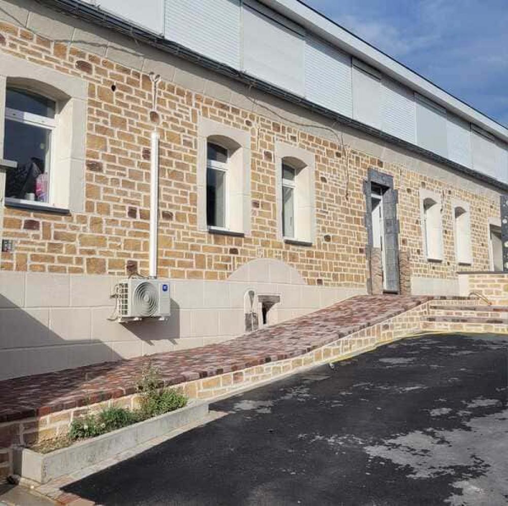 Façade ancienne avec fausse pierre blanche et joints apparents