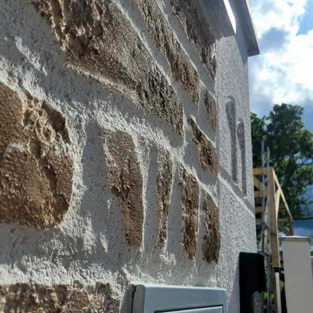Rénovation façade ancienne avec fausse pierre