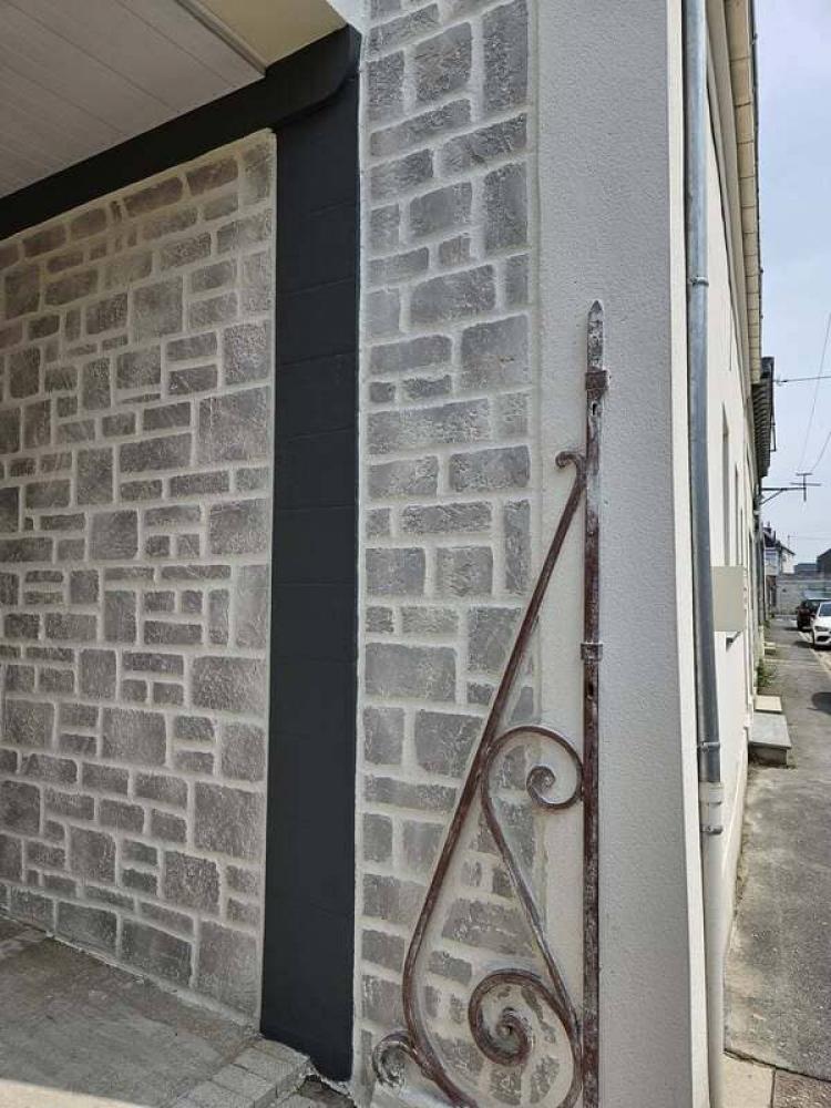 Maison rénovée avec enduit effet pierre