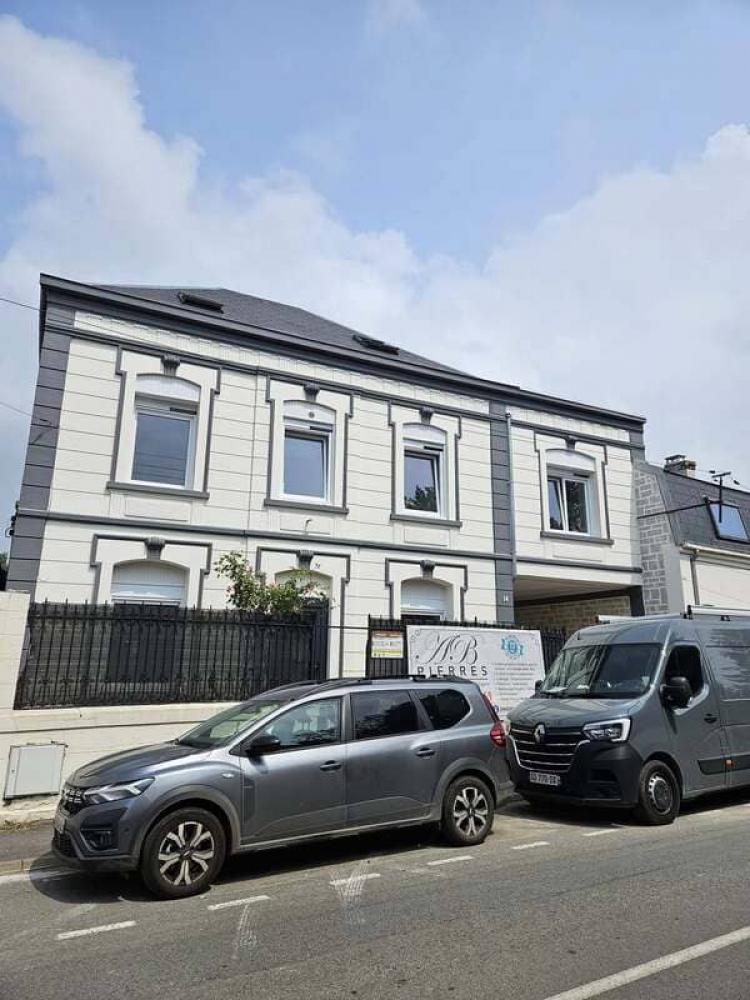Maison ancienne avec peinture bi-ton