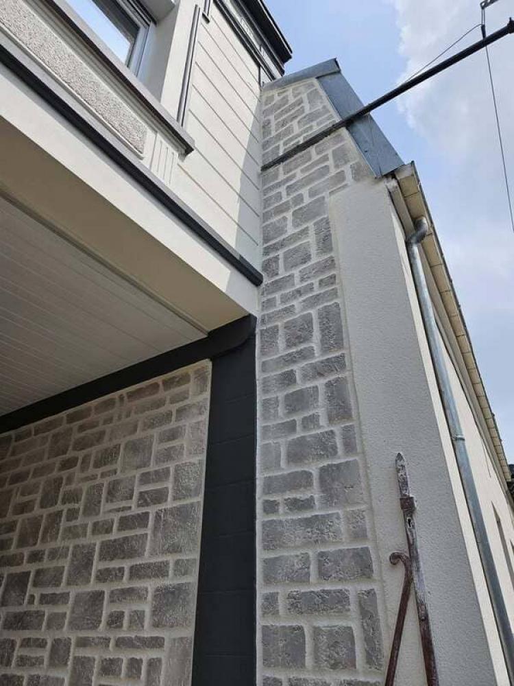 Façade rénovée avec enduit imitation pierre